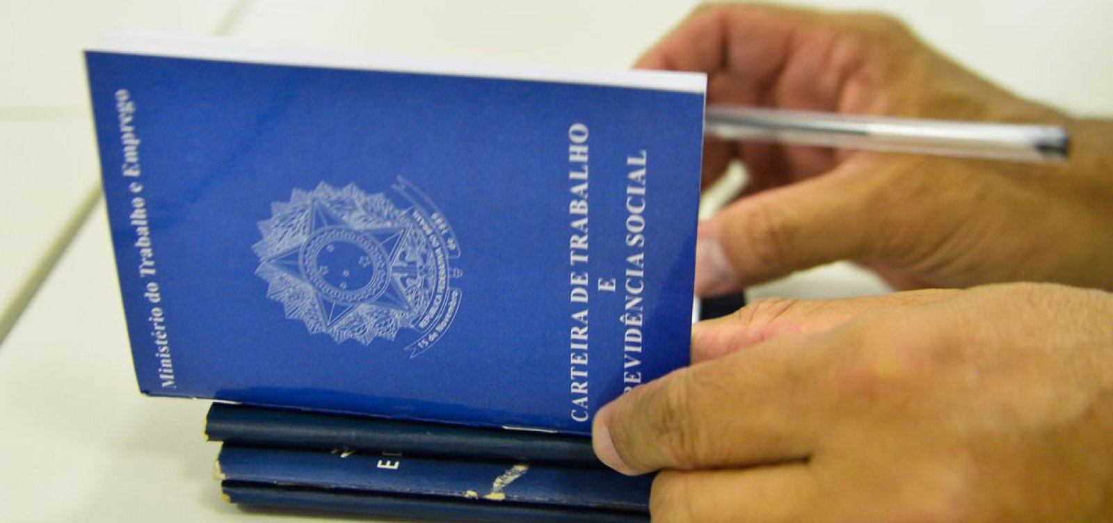 [Economia brasileira fecha 43 mil empregos formais em março]