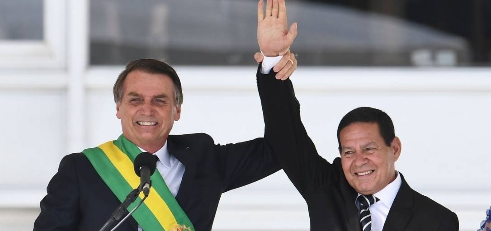 [Bolsonaro sugere que MourÃ£o age como presidente paralelo, diz jornal]