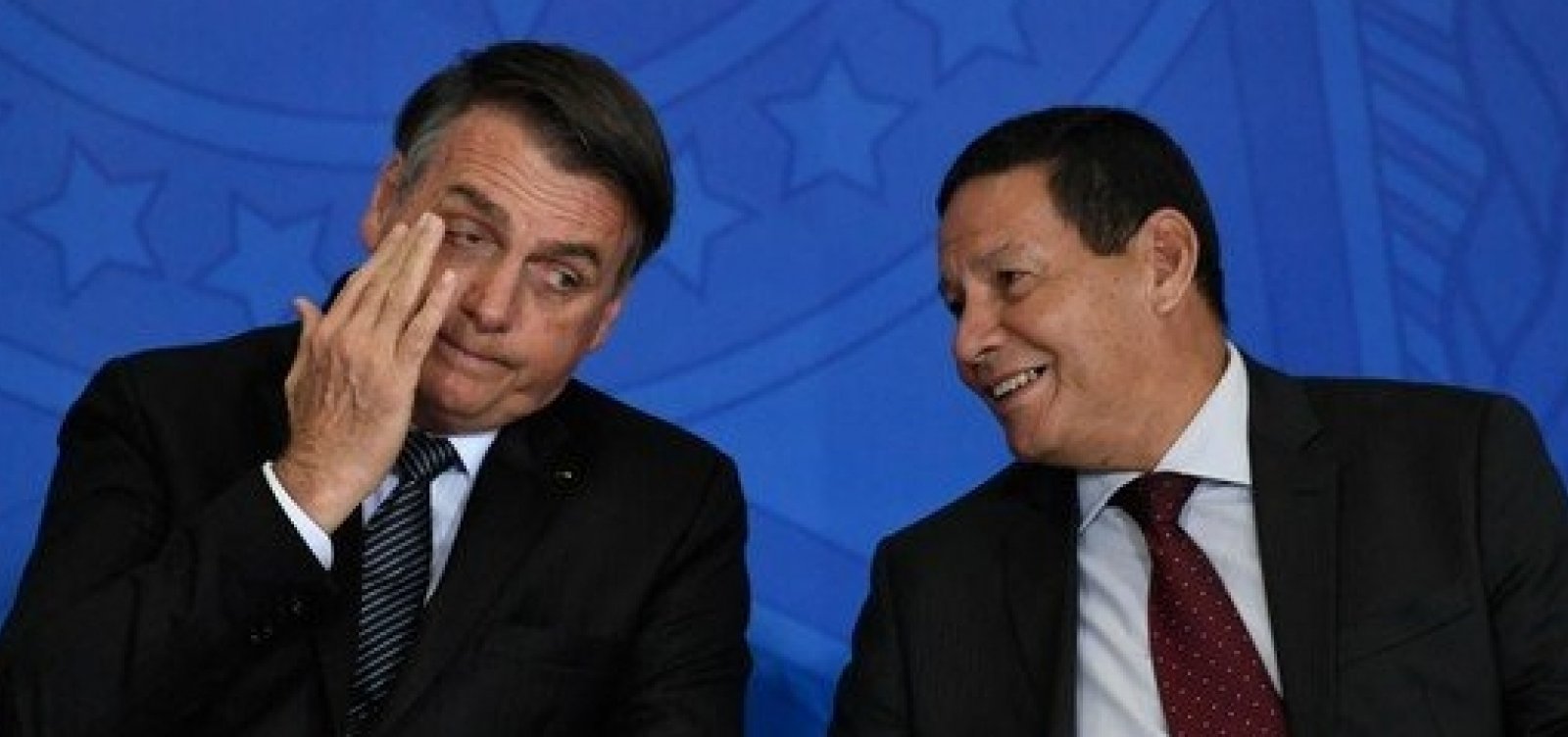 ['Brigamos sobre quem lava a louÃ§a', diz Bolsonaro sobre crise entre MourÃ£o e Carlos]