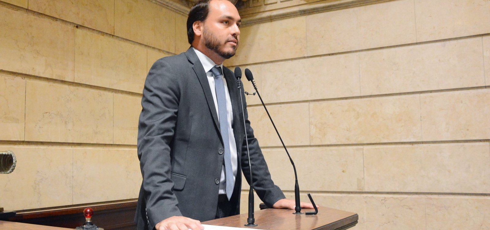 [Carlos Bolsonaro empregou idosa que nega ter trabalhado para vereador]