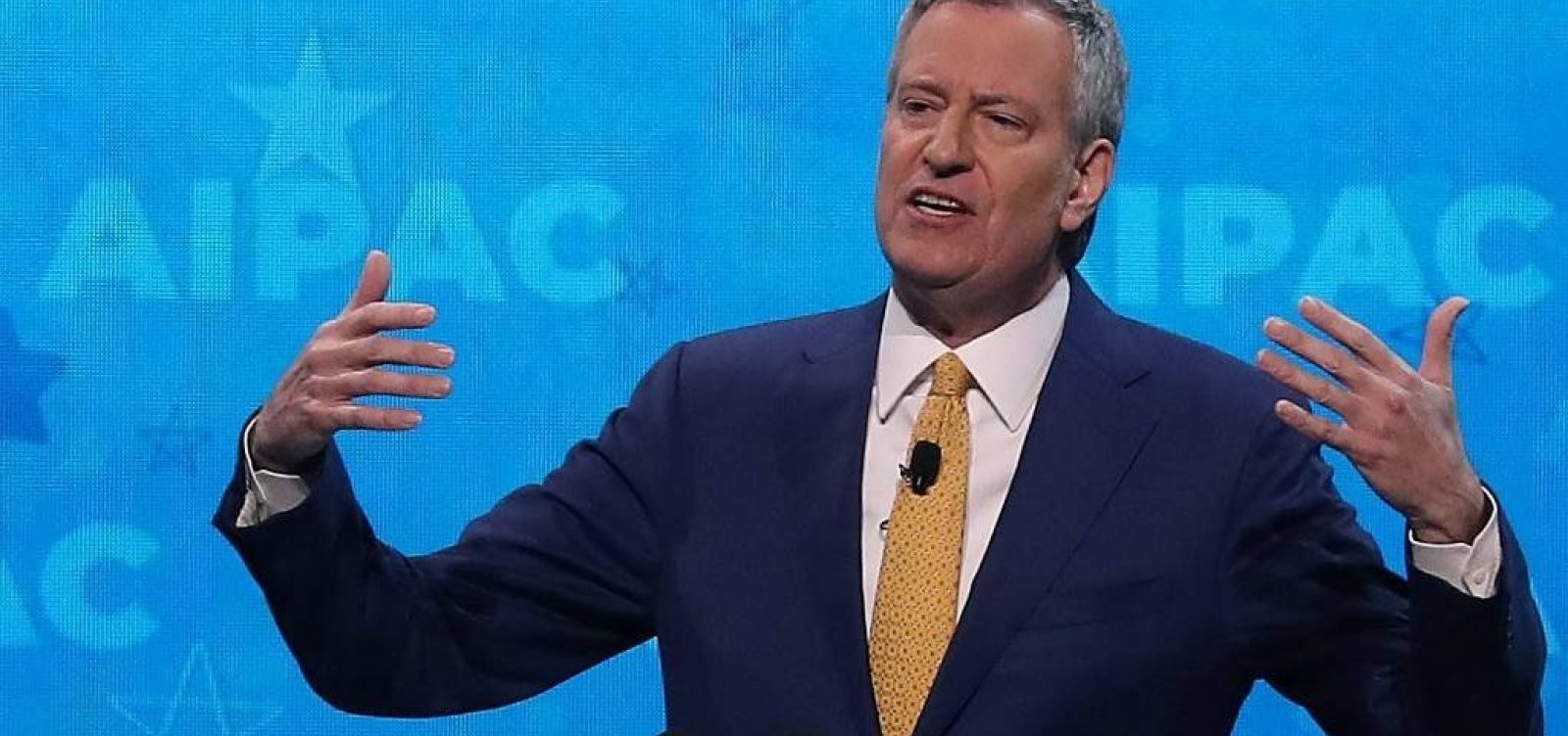 [Prefeito de Nova York chama Bolsonaro de 'valentão que não aguenta uma briga e foge']