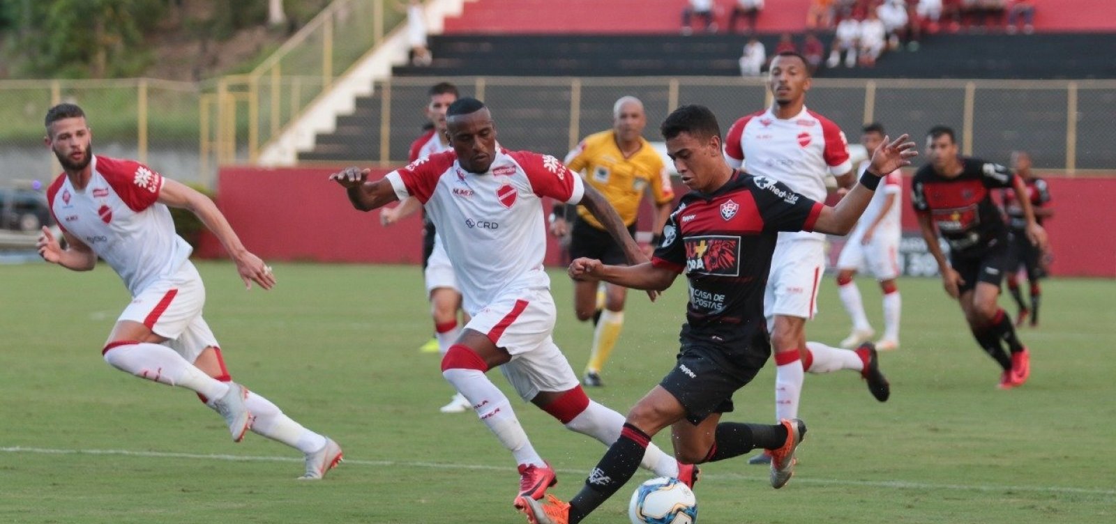 [VitÃ³ria quebra tabu de 13 jogos e vence o Vila Nova por 2 a 1 no BarradÃ£o]