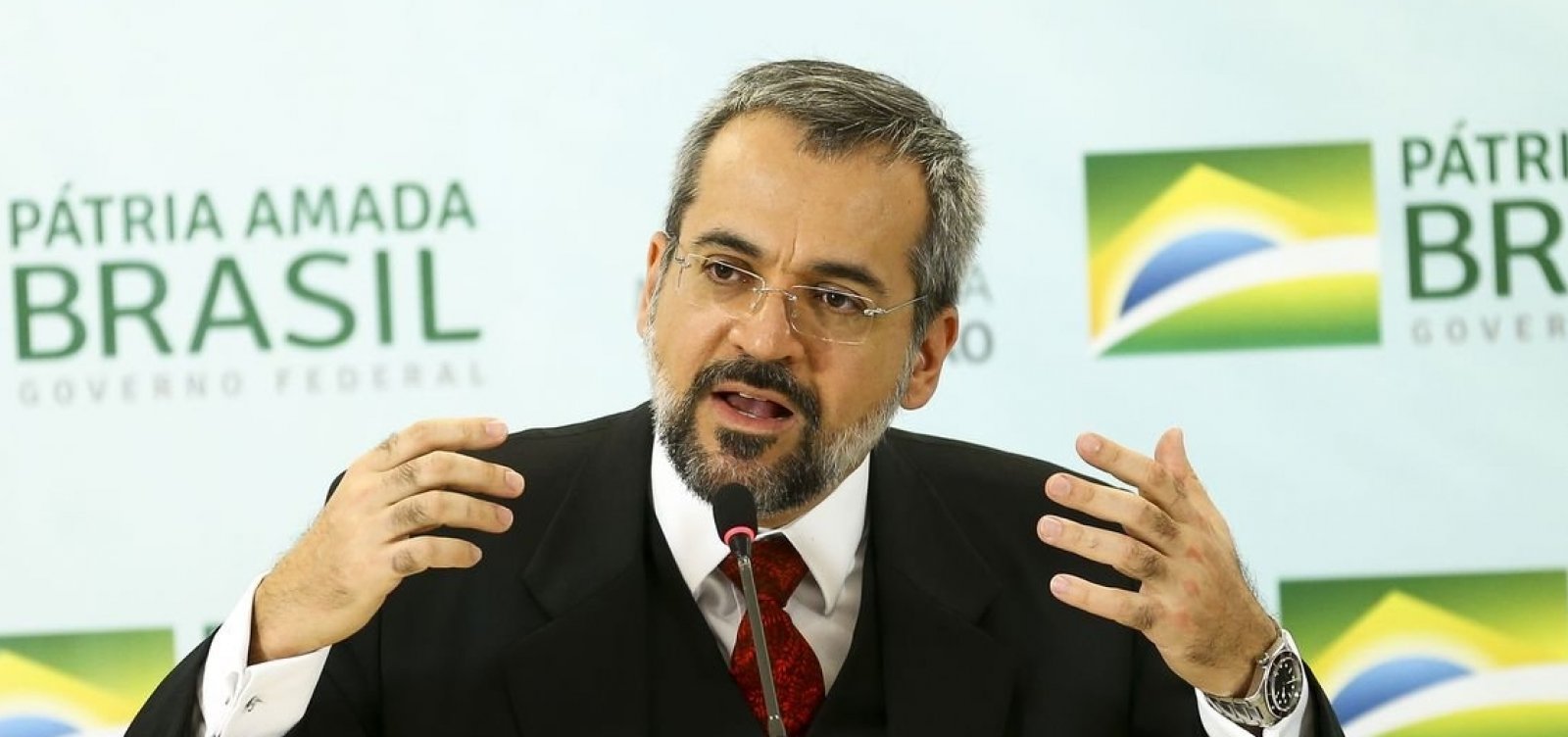Ministro da Educação considera cortes [Ministro da Educação considera cortes
