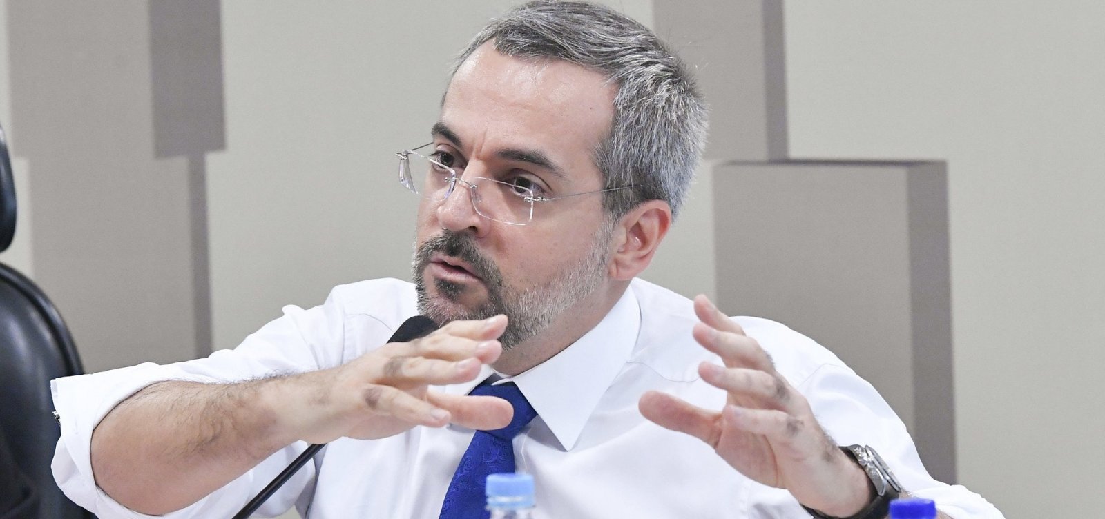 [Governo promove corte generalizado em bolsas de pesquisa no paÃ­s]