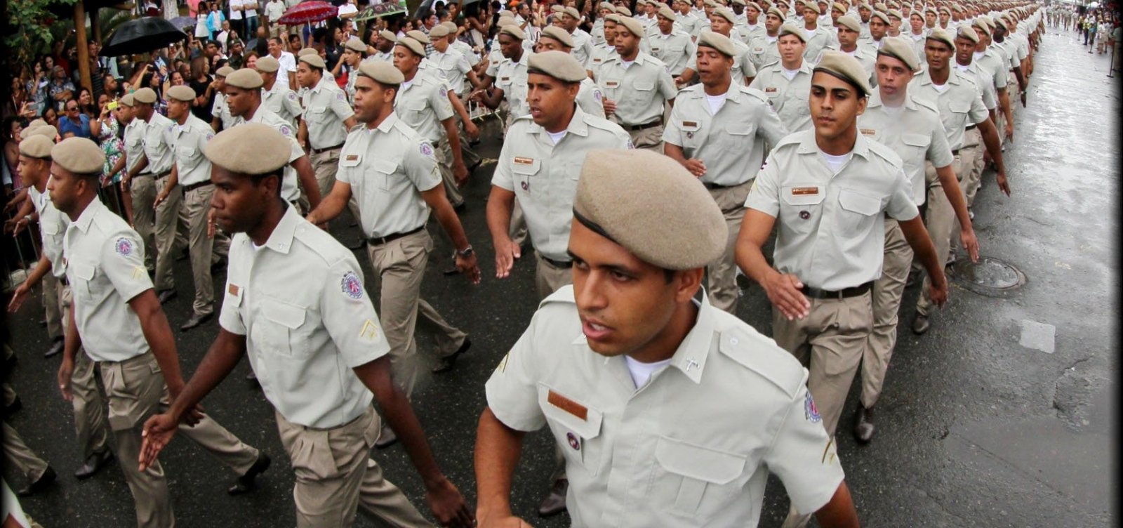 [Governo anuncia R$ 33,9 mi em gratificaÃ§Ãµes a policiais do Estado ]