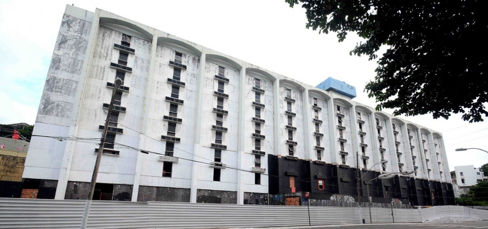 [Salvador Praia Hotel comeÃ§a a ser demolido na segunda-feira]