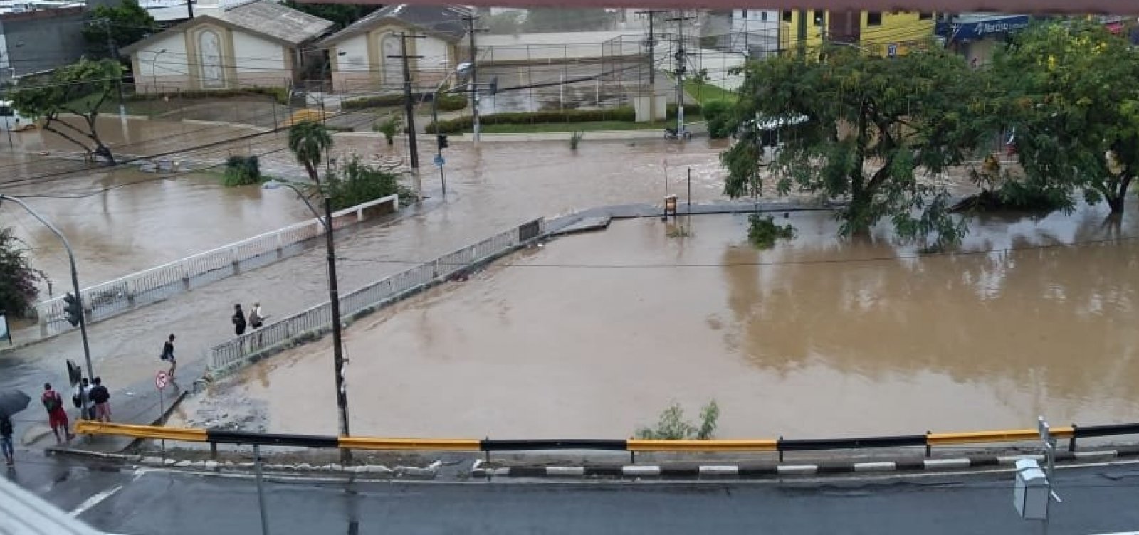 [Lauro de Freitas amanhece alagada após chuvas]