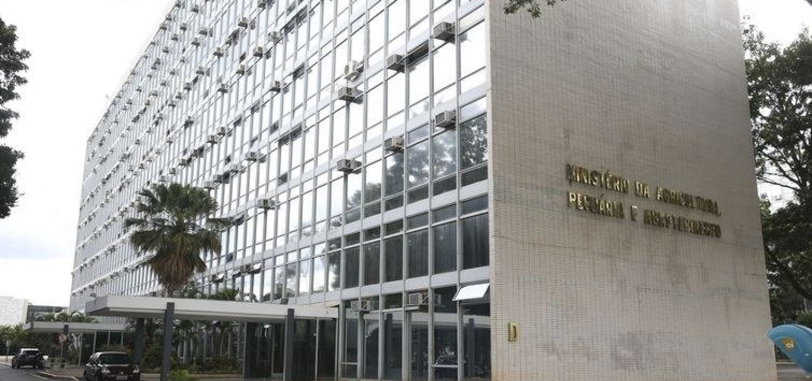 [Governo avalia ter de recriar até 10 ministérios]