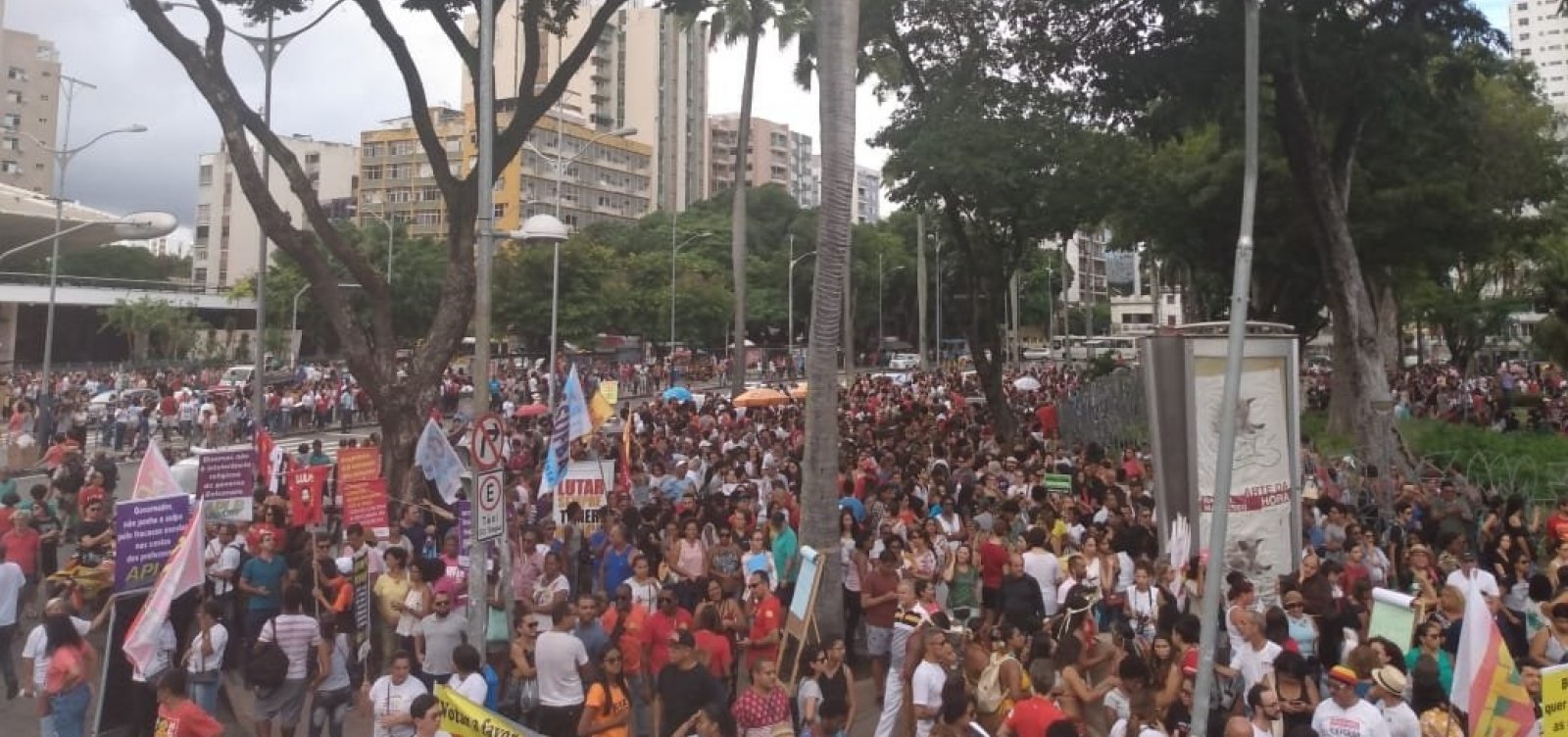 [Protesto em Salvador tem boneco de Bolsonaro e adesÃ£o popularÂ ]