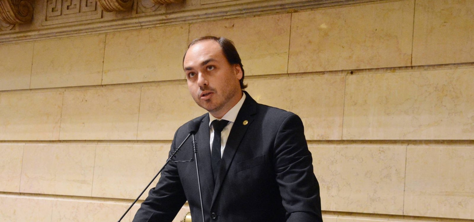 ['O que está por vir pode derrubar o Capitão eleito', diz Carlos Bolsonaro]