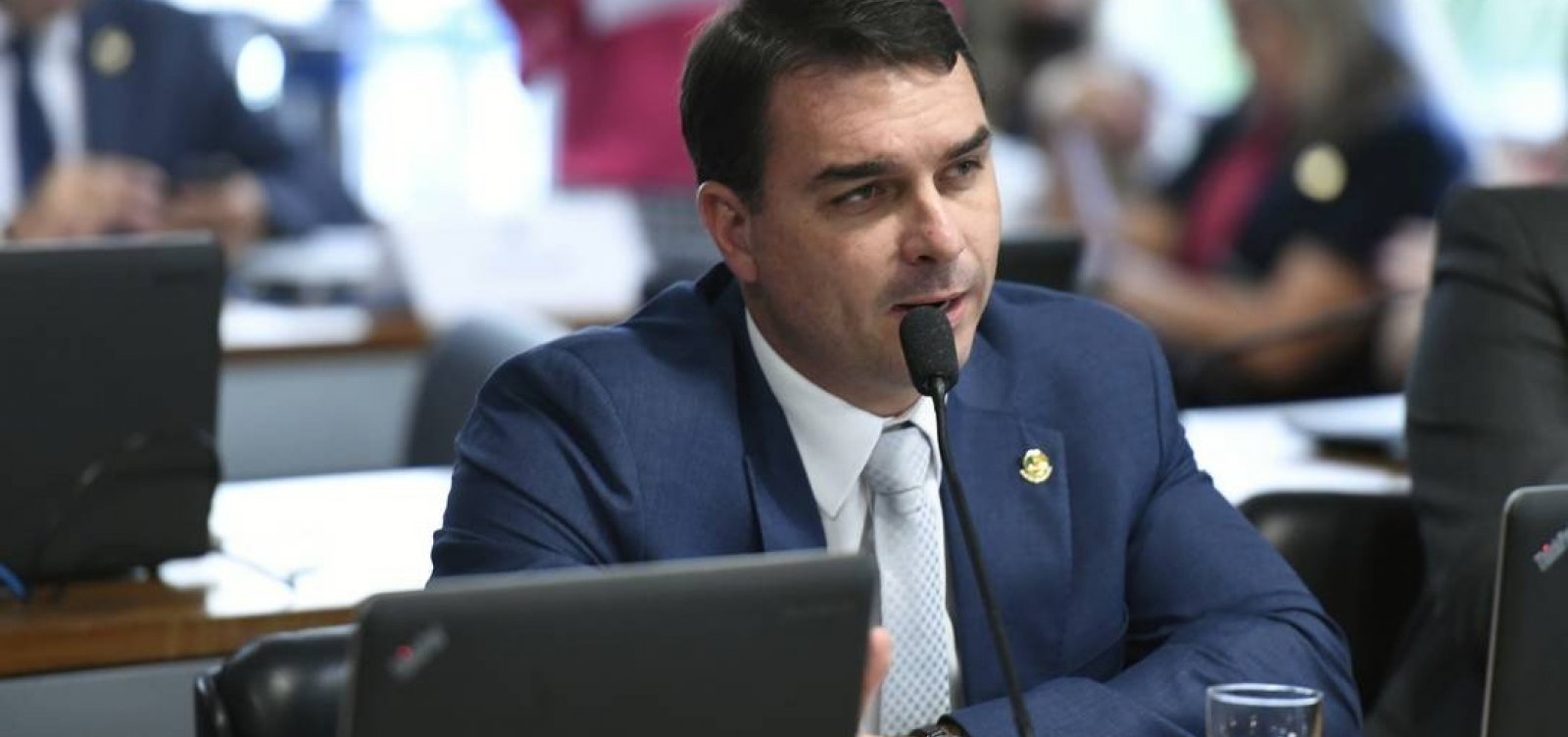 [Assessor de Flávio Bolsonaro depositou R$ 90 mil na conta da mãe, que não lembra da transação]