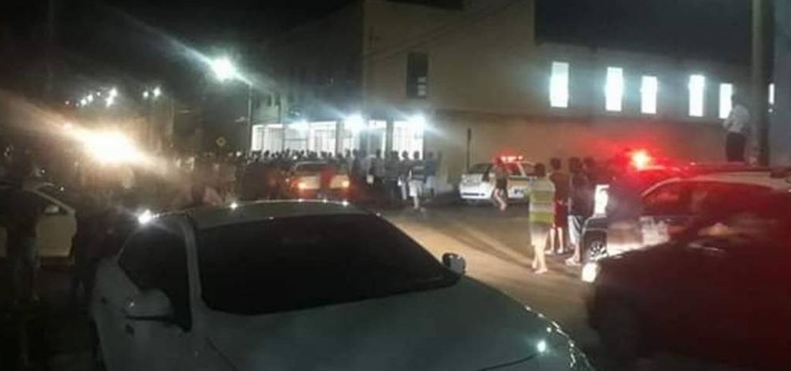 [Após matar ex-namorada, homem mata mais três em igreja ]