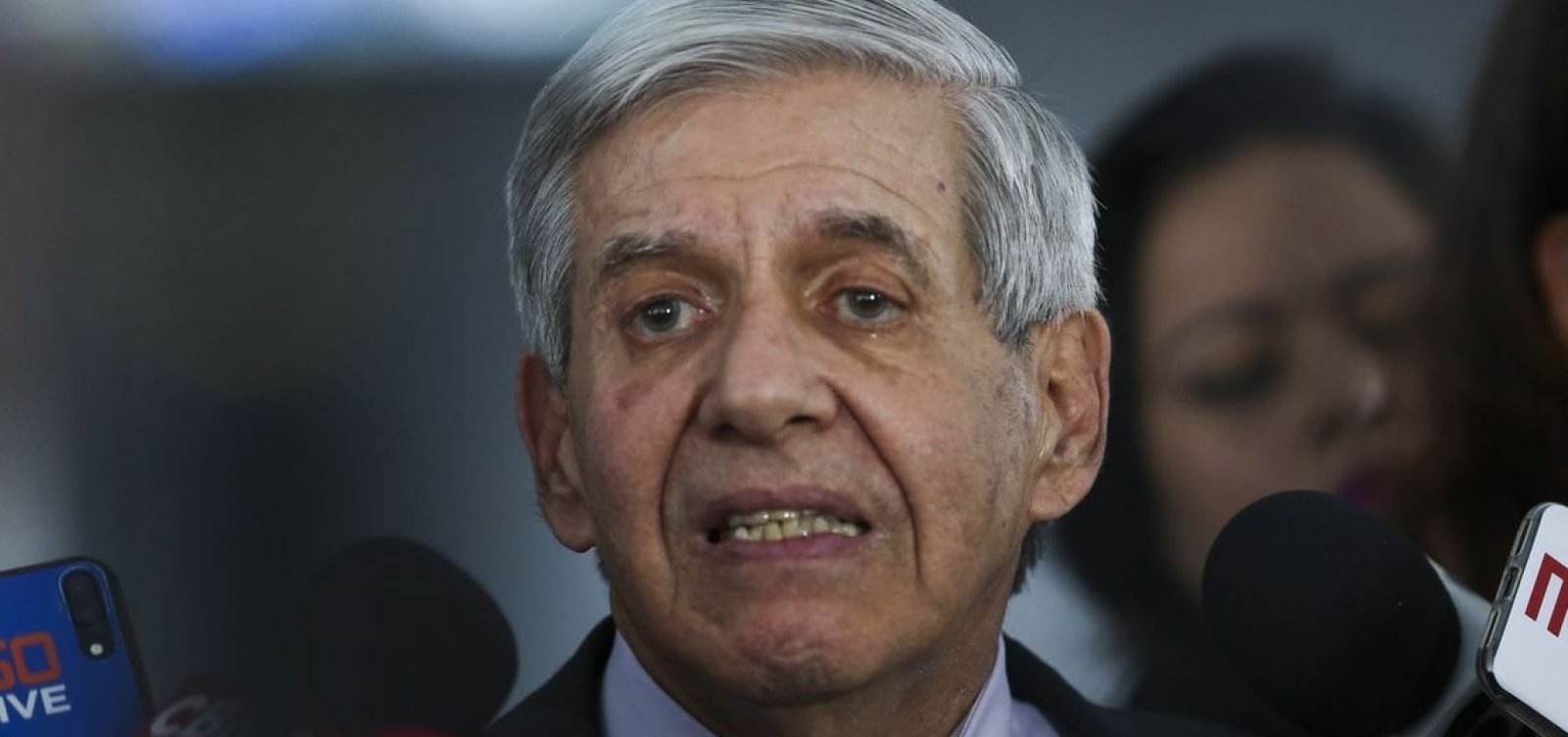 [Posse de arma é 'direito do cidadão' assim como ter geladeira ou TV, diz Heleno]