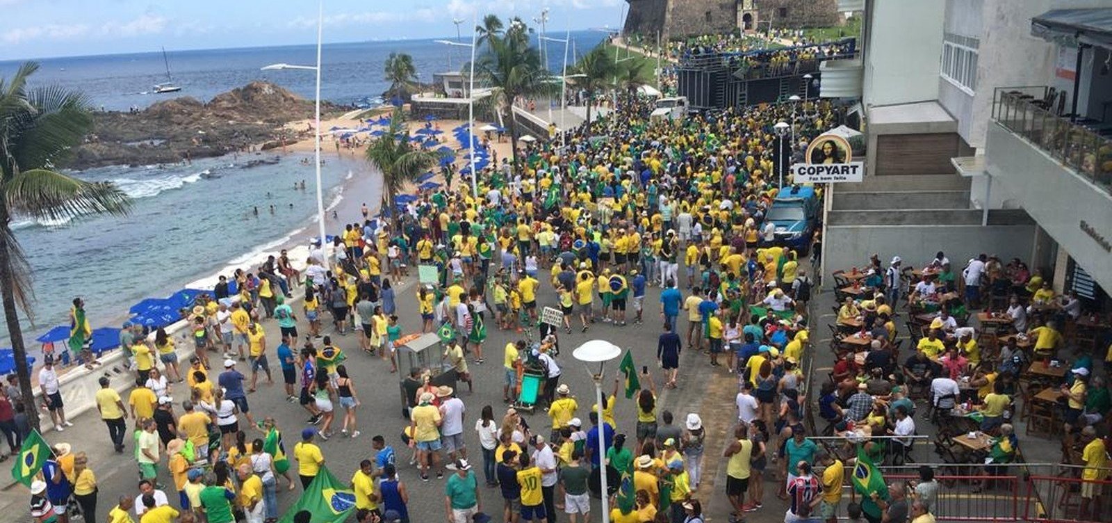 [Ato pró-Bolsonaro leva centenas de pessoas à Barra em Salvador]