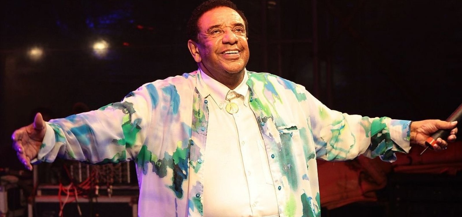 [Agnaldo Timóteo tem piora e respira com ajuda de aparelhos, diz boletim médico]