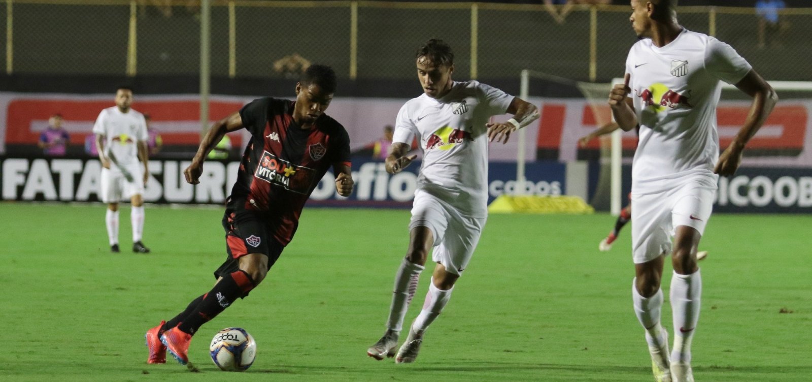 [VitÃ³ria passa vexame e perde para o Bragantino por 2 a 0 no BarradÃ£o]