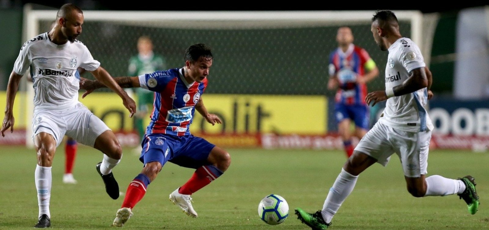 [Bahia vence GrÃªmio em PituaÃ§u e entra no G4]