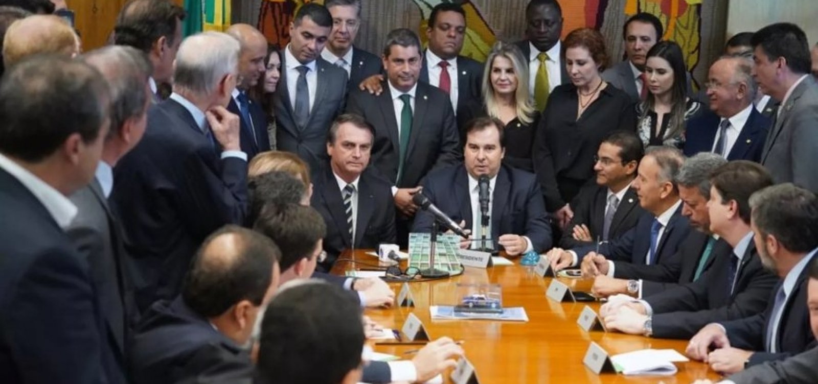 [Bolsonaro entrega ao Congresso projeto que altera a CNH]