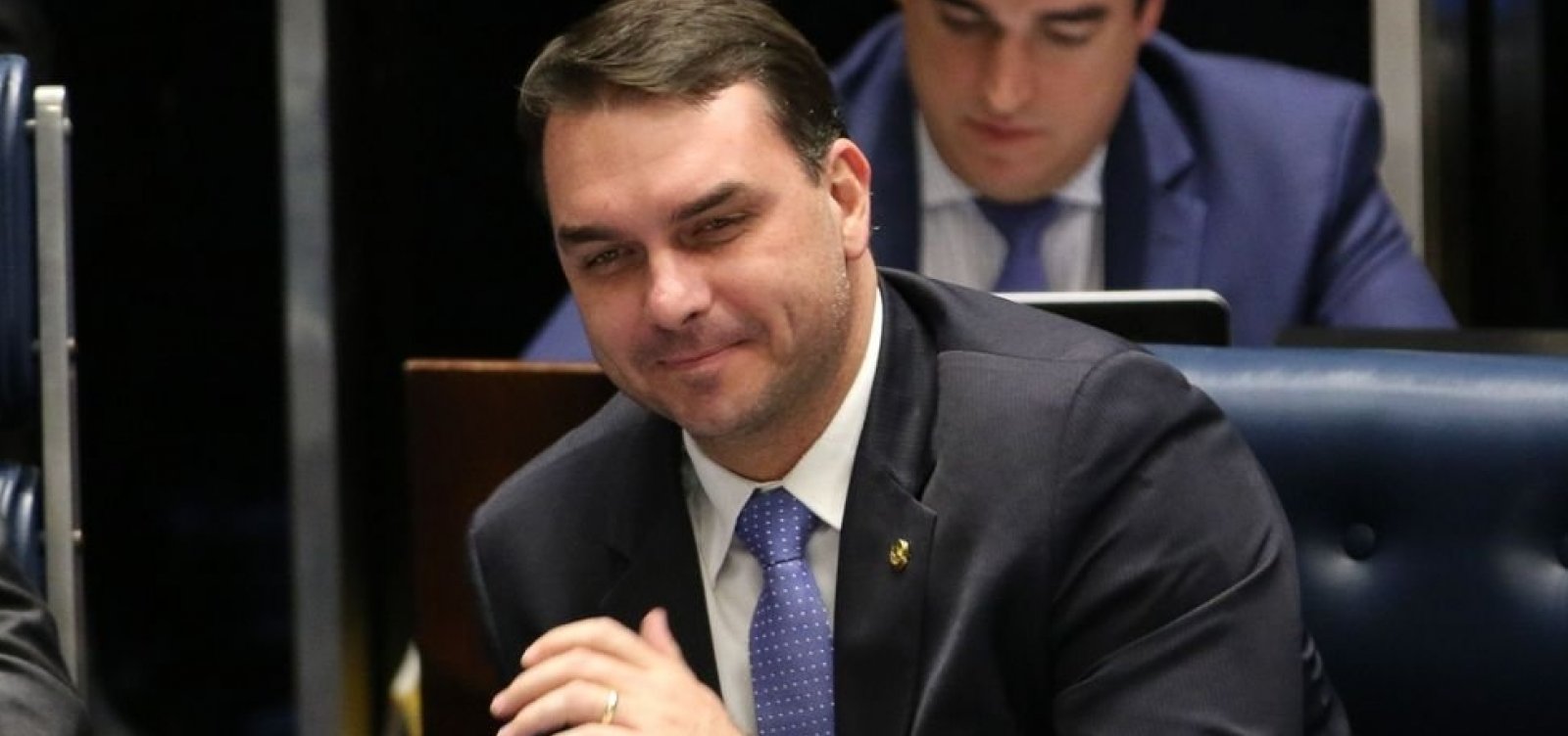 [Caso Queiroz pode levar crise a mais gabinetes de Bolsonaros]