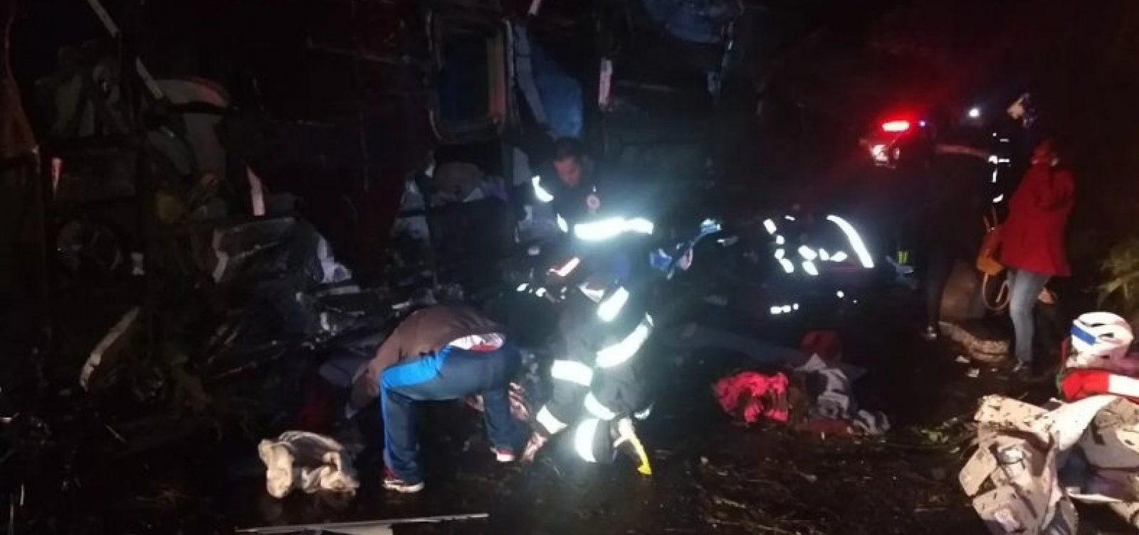 [Acidente com ônibus de turismo deixa pelo menos 10 mortos e 51 feridos em SP]