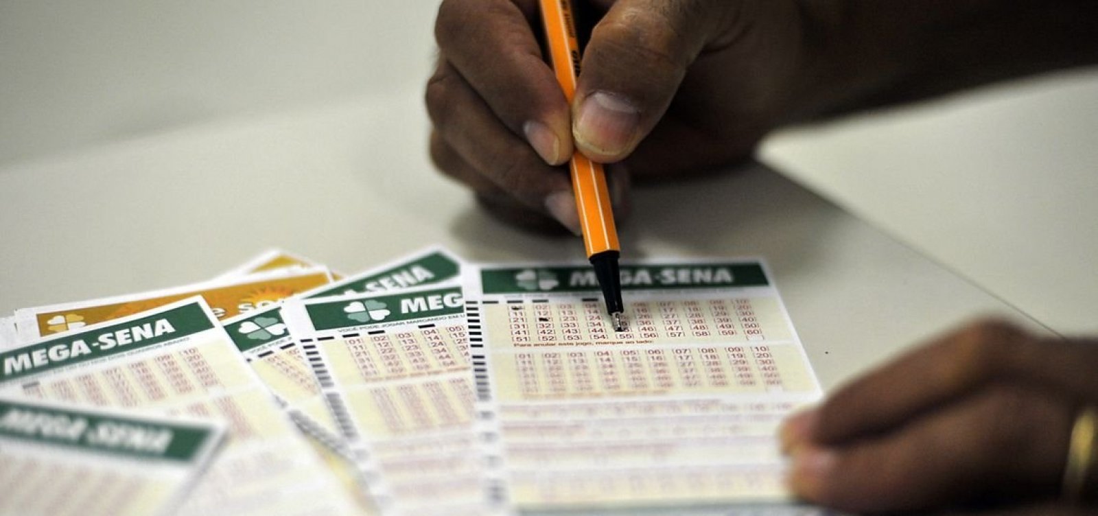 [Mega-Sena acumula pela 6ª vez e vai pagar R$ 115 milhões no sábado]