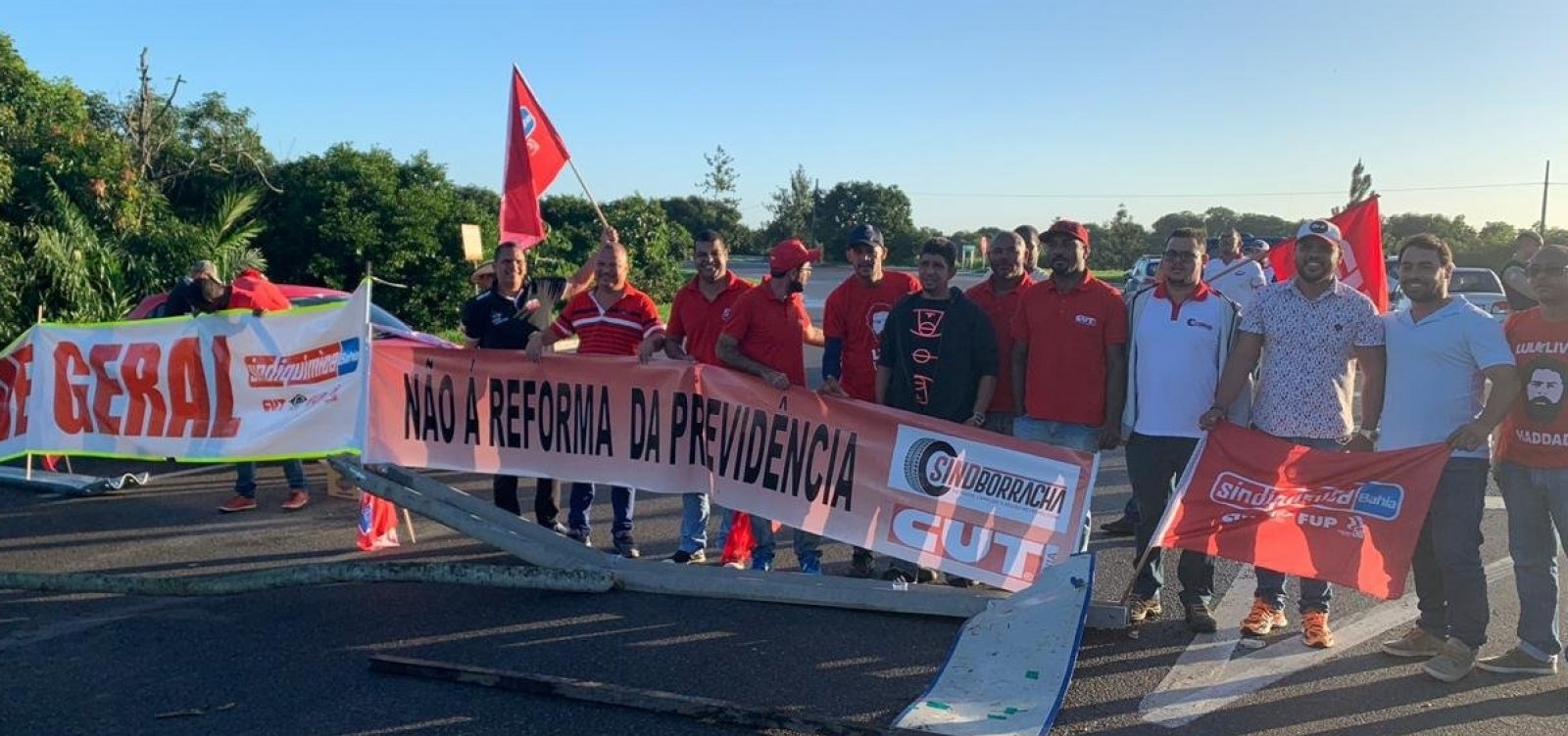 [Greve Geral: manifestantes fecham vias de acesso ao Polo Petroquímico ]