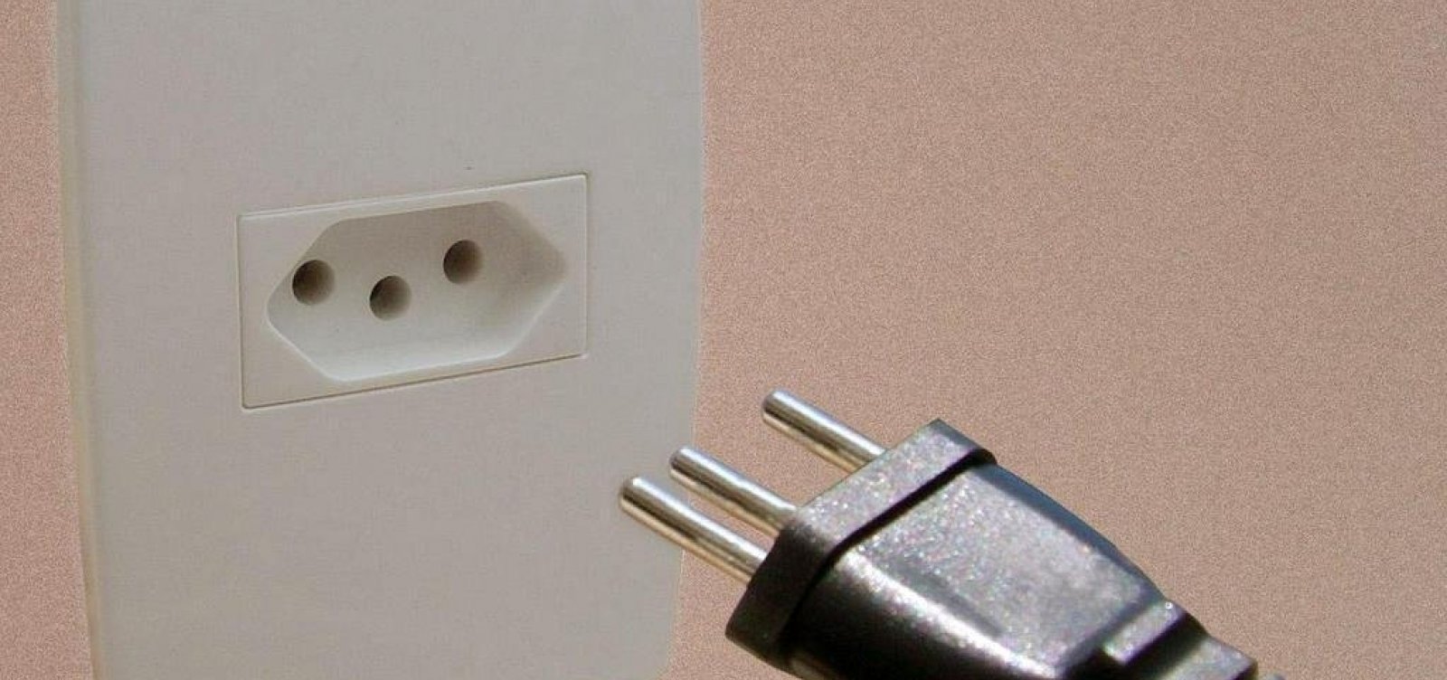 [Governo Bolsonaro quer fim da tomada de três pinos]