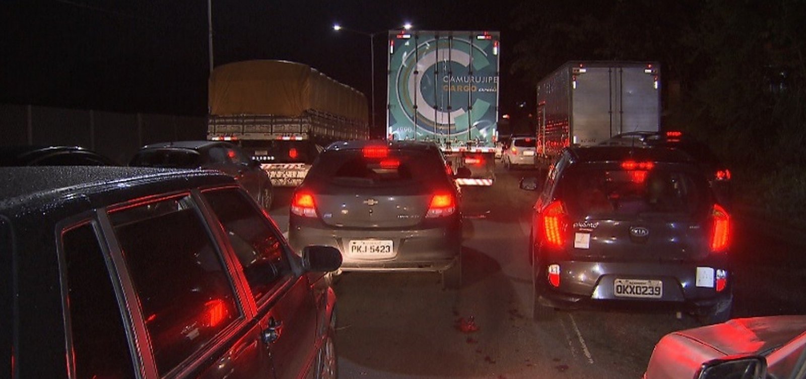 [Criminosos tentam fazer arrastão após acidente na BR-324]