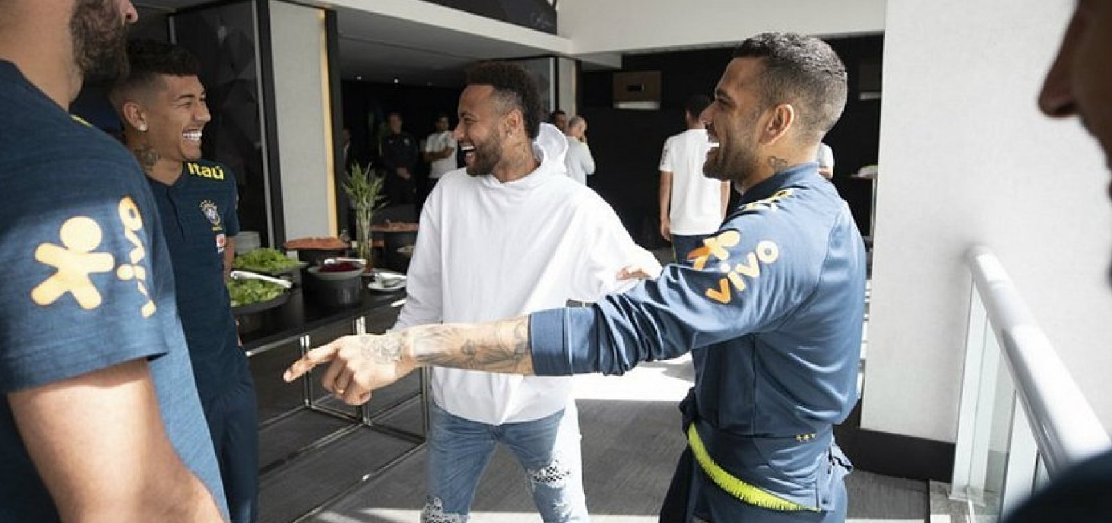 [Neymar visita a concentração da Seleção Brasileira]