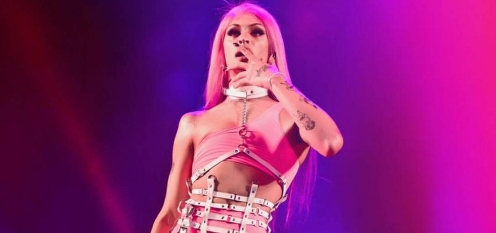[Pabllo Vittar manda recado para Anitta em show em Nova York]