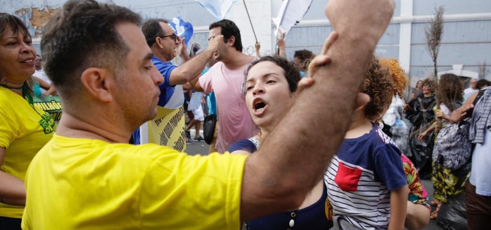 [Veja: 2 de Julho tem gritos de 'Lula Livre', ovação a Bolsonaro e princípio de confusão]