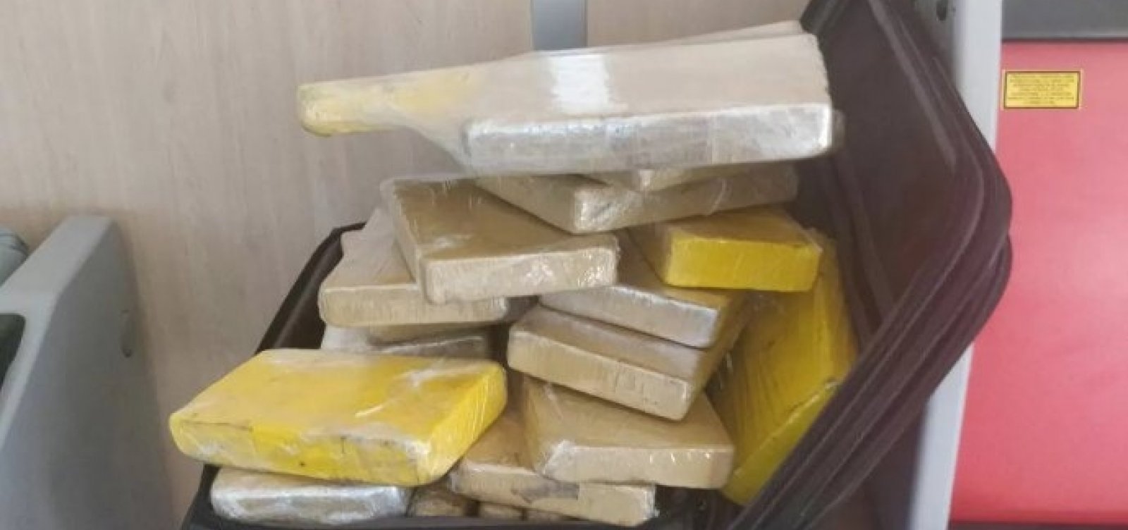 [Polícia da Espanha divulga novas fotos de cocaína apreendida com militar da comitiva de Bolsonaro]