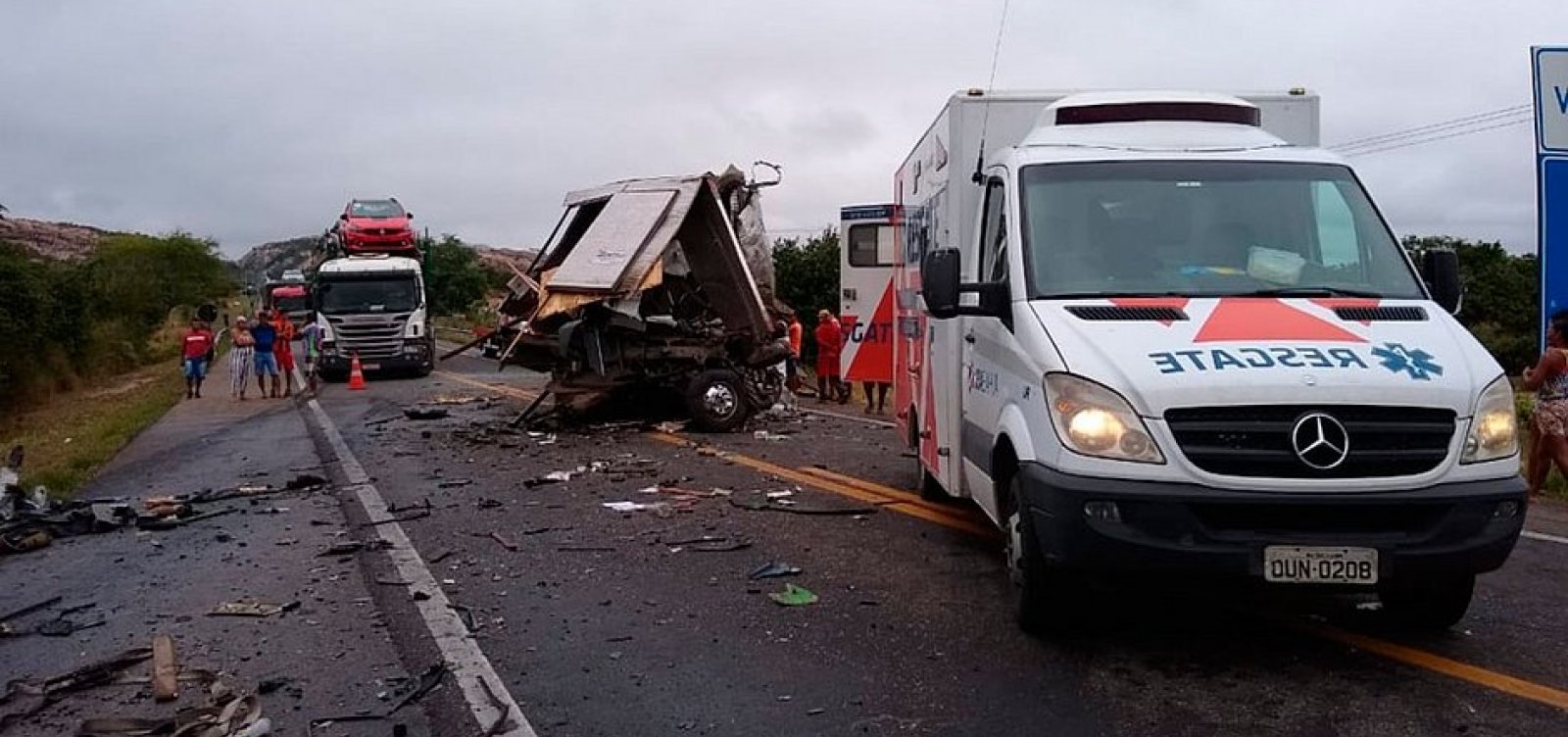 [Acidente envolvendo caminhão da banda de Léo Santana deixa mortos na BR-116]