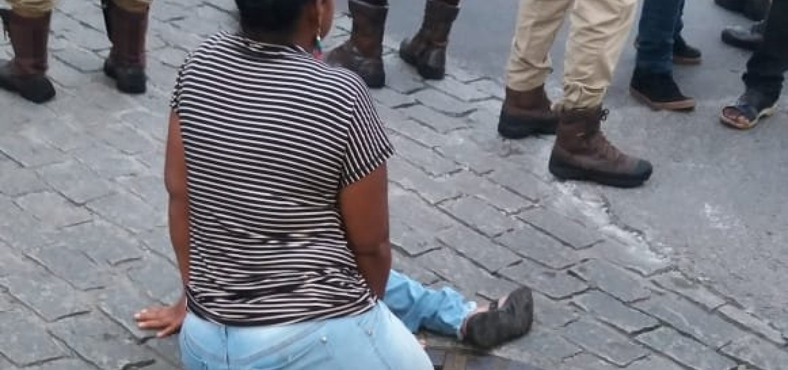 [Mulher fica com perna presa após cair em bueiro na Praça Municipal; veja vídeo]