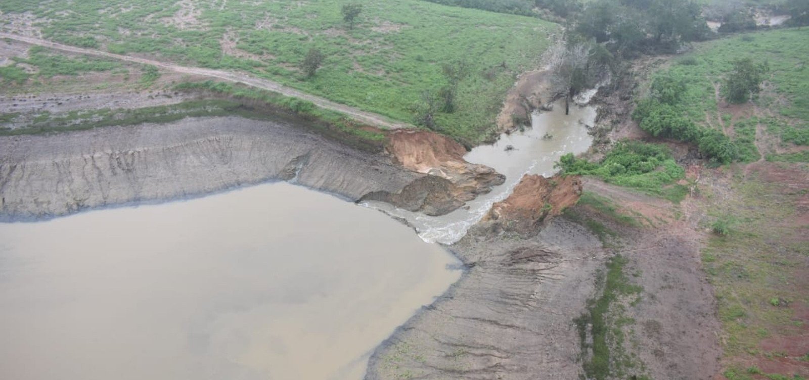 [Ruptura de outros dois açudes menores provocaram rompimento de barragem]