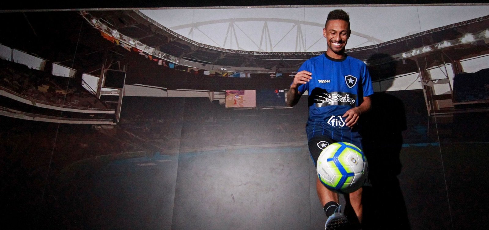 [Atacante do Botafogo sofre parada cardíaca e é reanimado em vestiário]