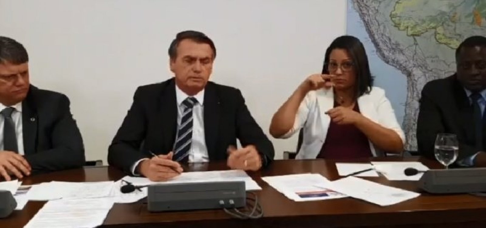 [‘Pretendo beneficiar um filho meu, sim’, diz Bolsonaro sobre Eduardo]