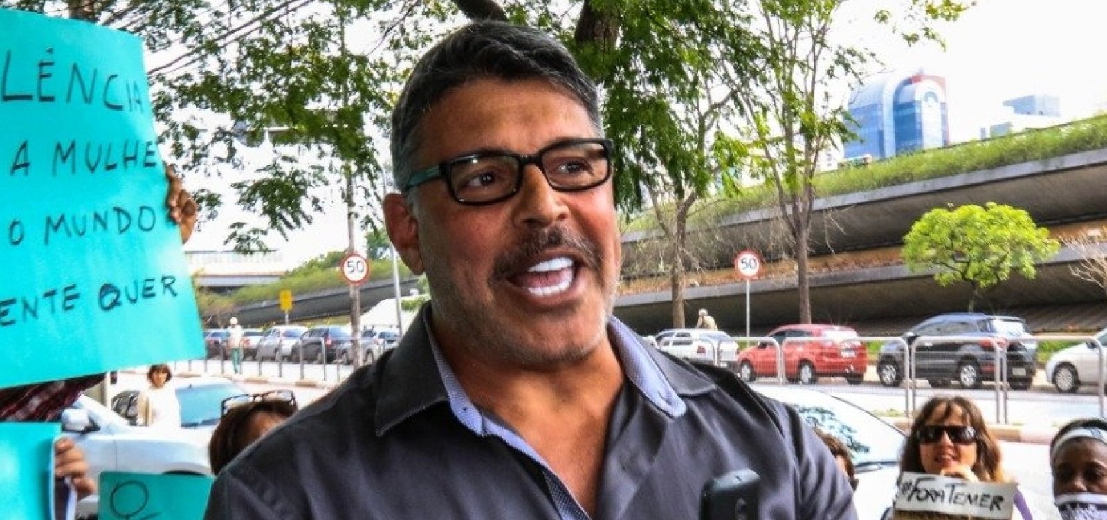 [Alexandre Frota diz que Brasil fica mais 'tranquilo' com Bolsonaro calado ]