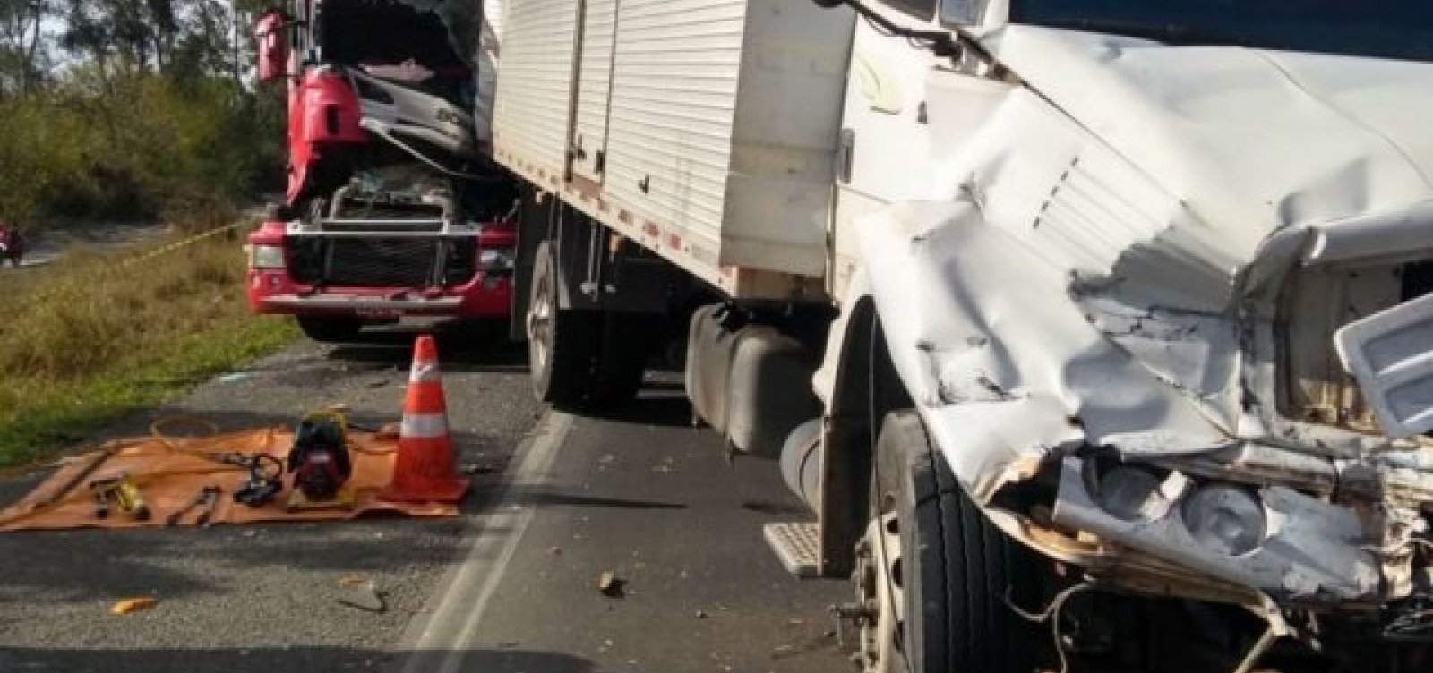 [Motorista morre após engavetamento entre três carretas e um carro na BR-116]