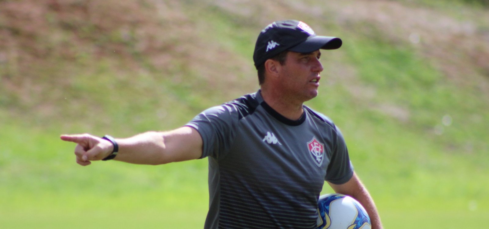 [Vitória demite técnico Osmar Loss]