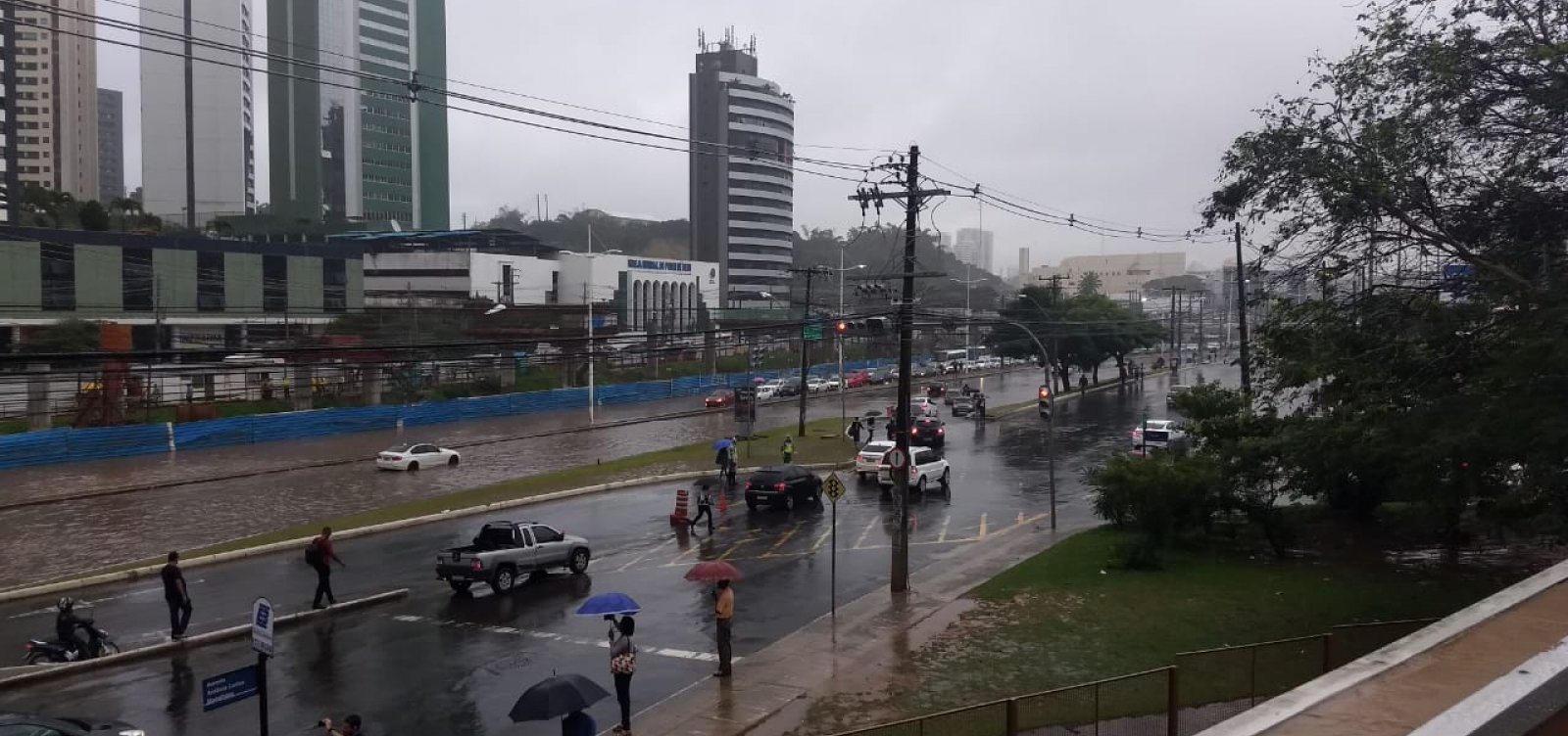 [Chuva causa alagamentos e congestionamentos em Salvador; veja imagens]