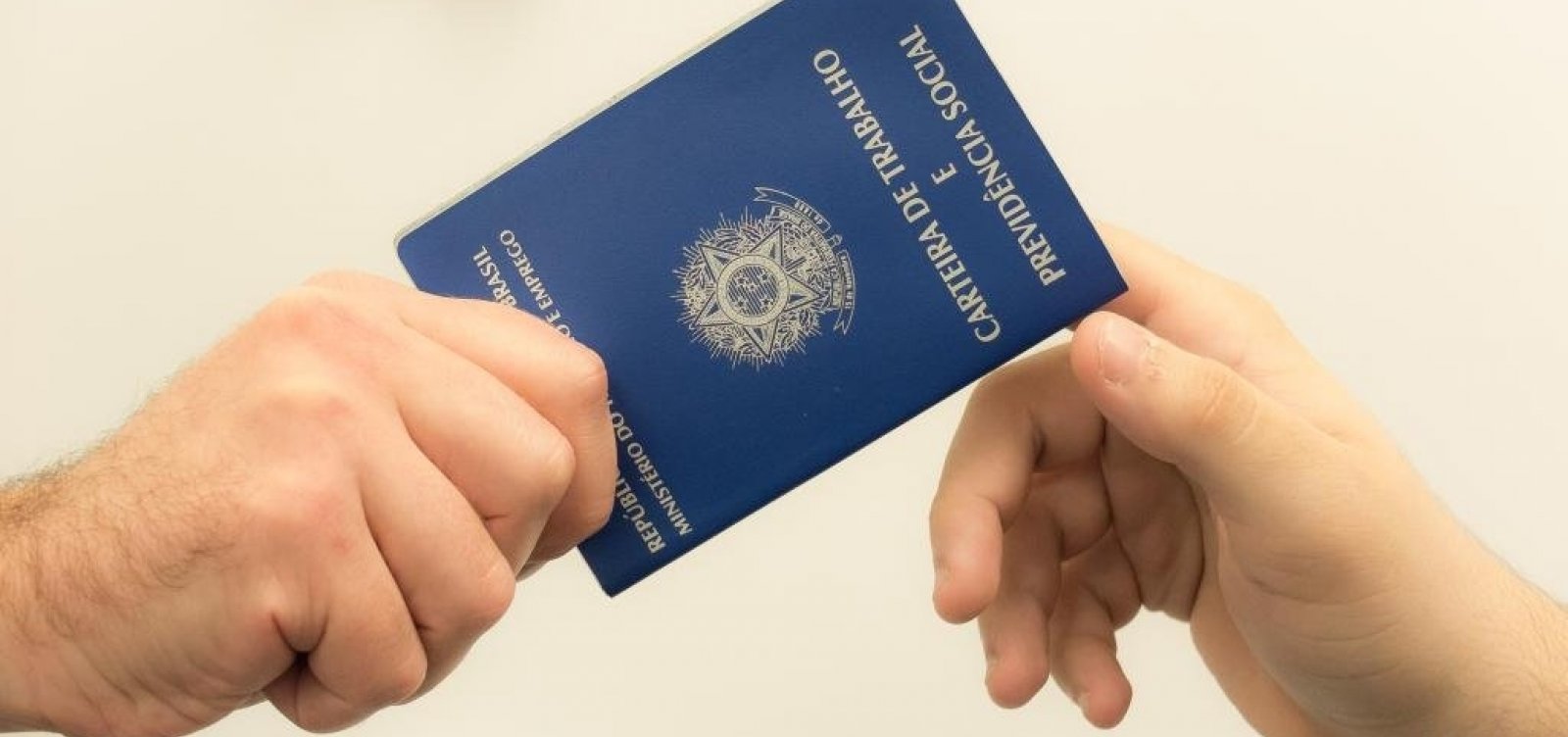 [Desemprego atinge 12% em junho e apresenta queda pelo 3º mês seguido]