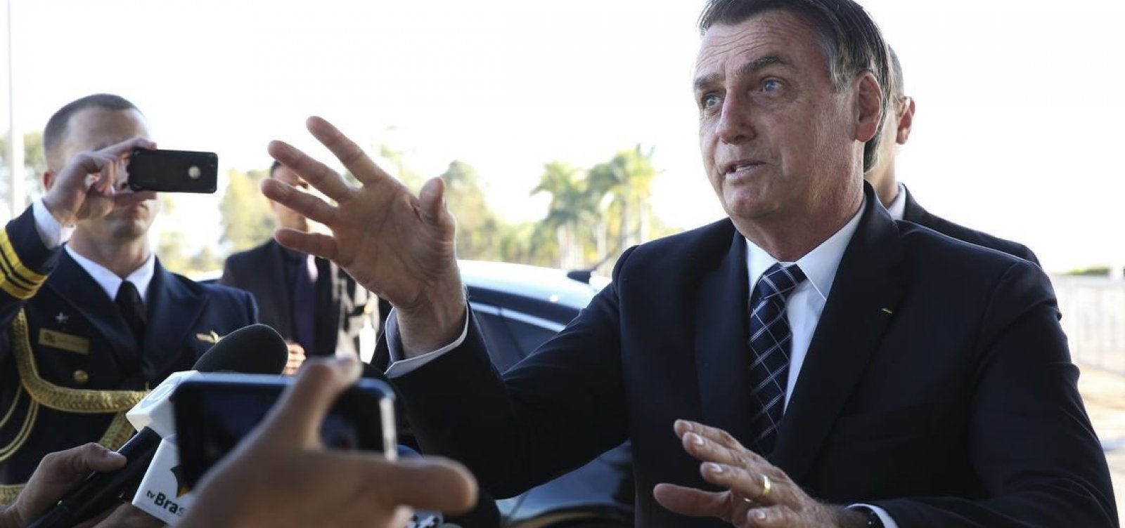 [Bolsonaro diz que não falou 'nada de mais' sobre pai do presidente da OAB]