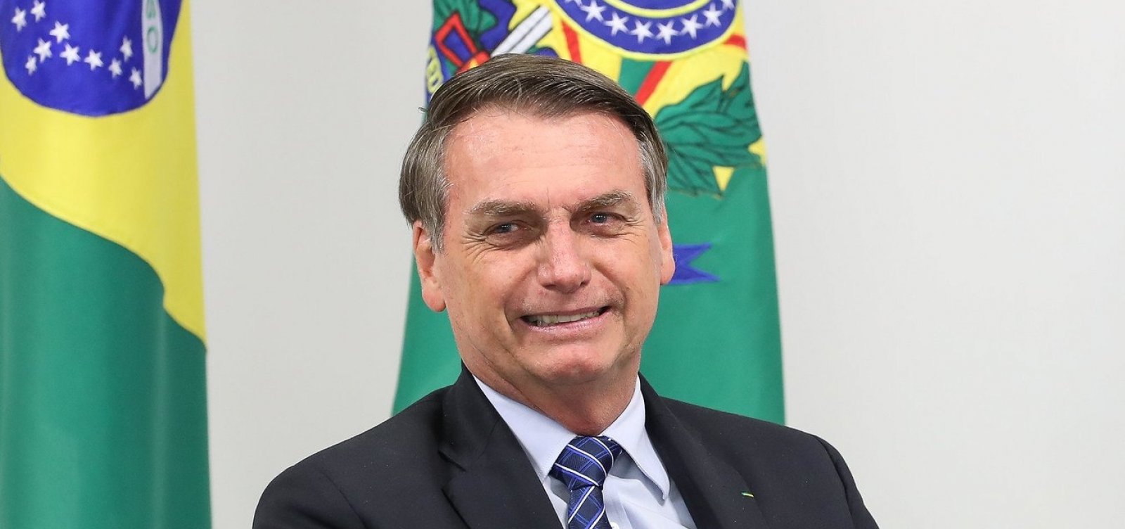 [Com gastos sigilosos, Bolsonaro abusa do cartão de crédito da Presidência]