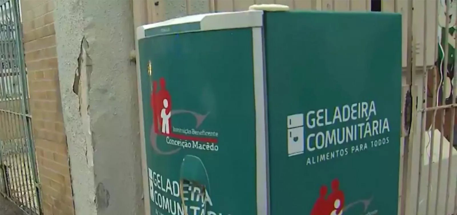 [Após roubo de equipamento, projeto ‘geladeira solidária’ volta a funcionar]
