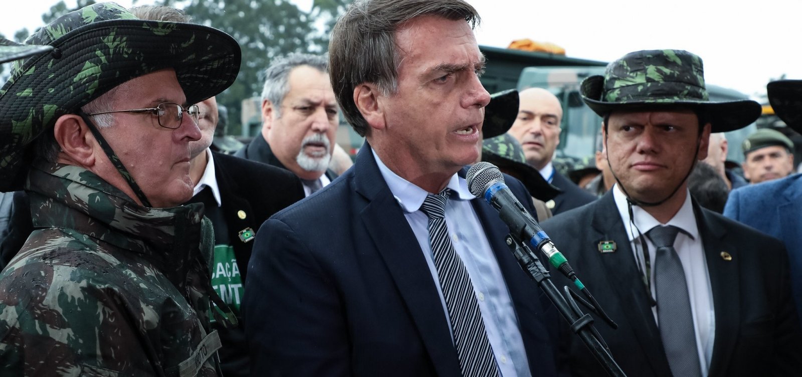 [Bolsonaro diz que 'cocozinho petrificado em índio' impede licenciamento de obras pela Funai]