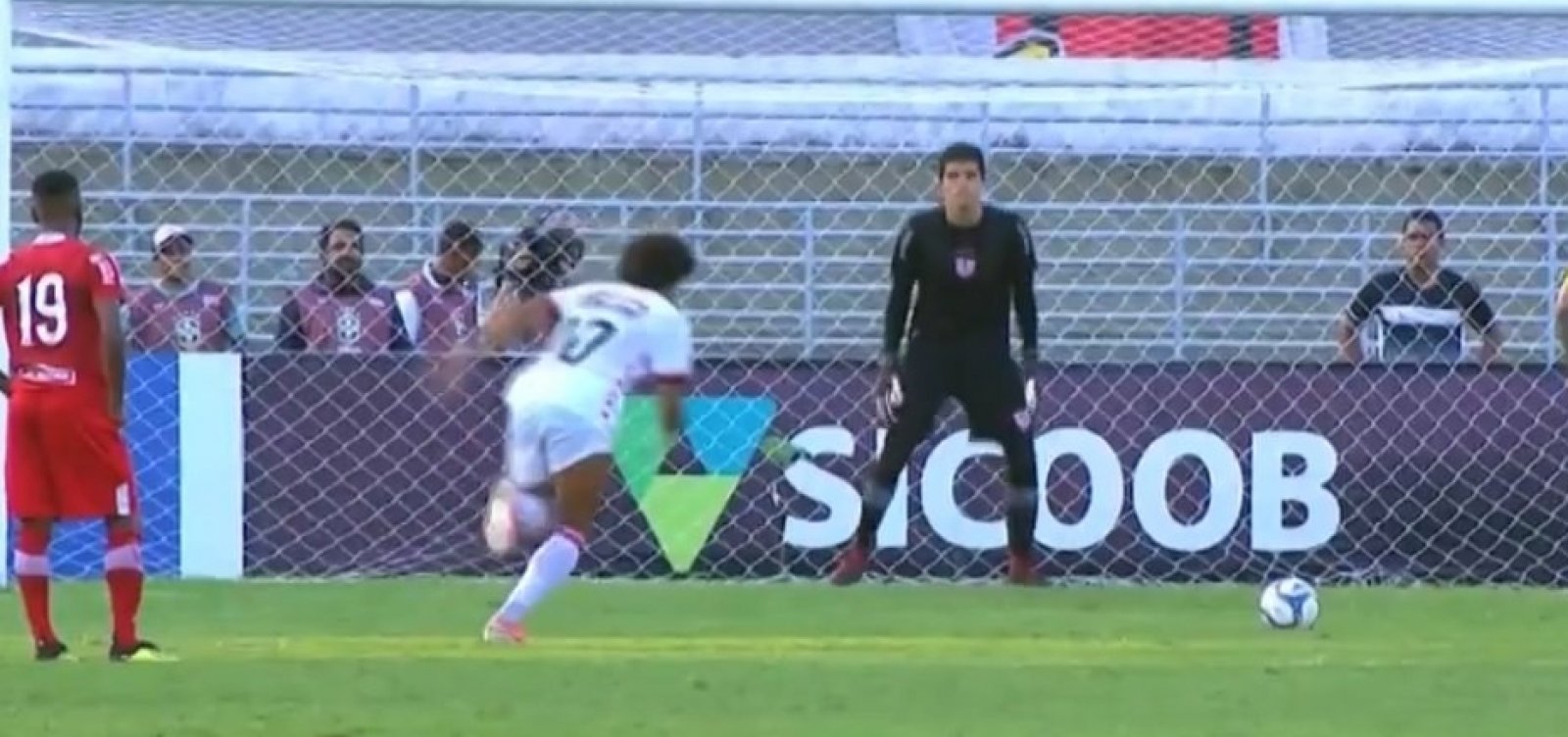 [Vitória vence o CRB fora de casa e sai da zona de rebaixamento da Série B]