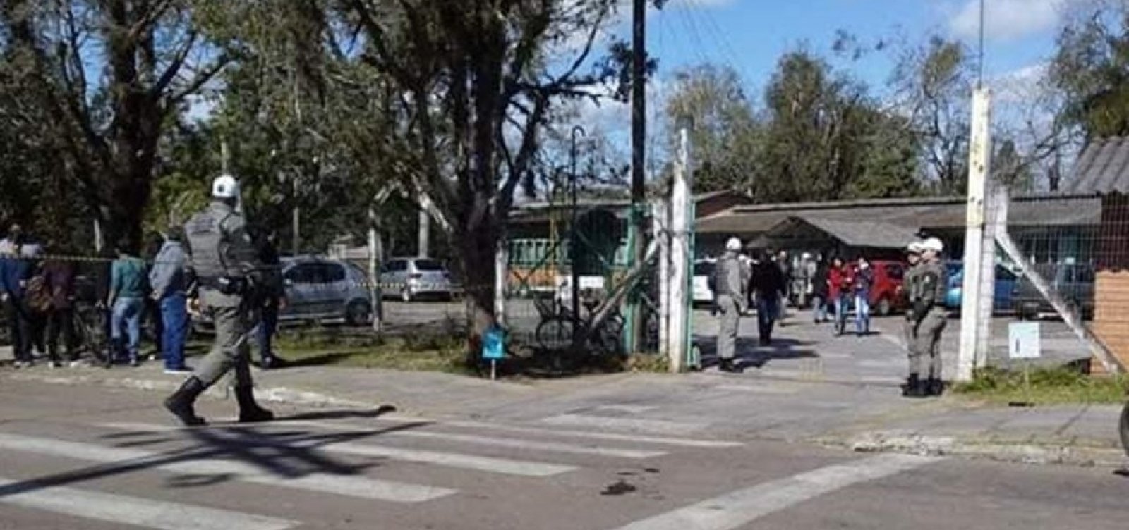 [Homem com machadinha ataca escola no RS e deixa quatro feridos]