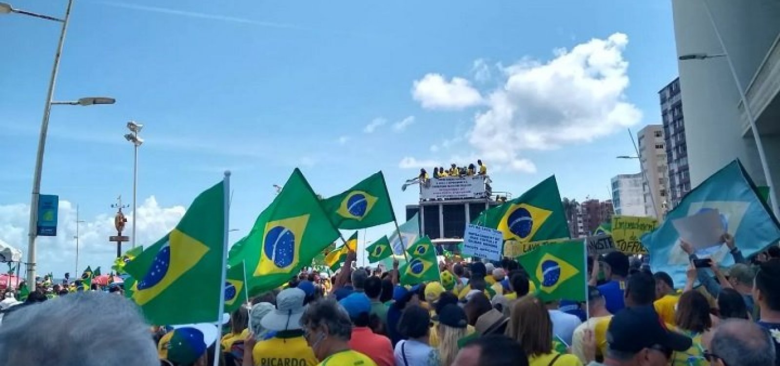 [Manifestantes fazem ato a favor da Lava Jato e contra a lei de abuso de autoridade na Barra]