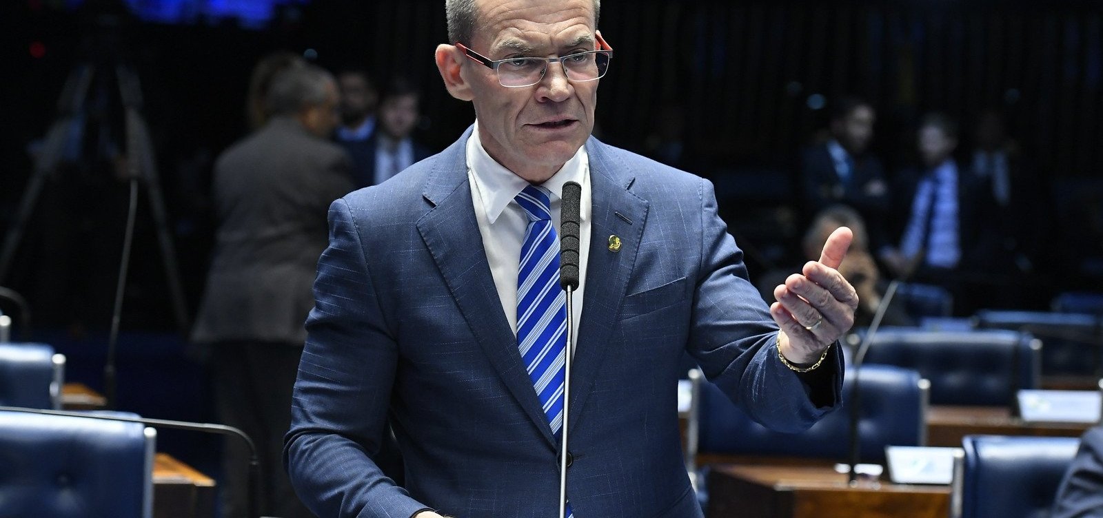 [Bolsonaro incentiva crimes ambientais e 'quer legislar por decreto', diz senador]